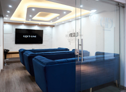 Modelo webcam en room profesional de Gold Line Studio Bogotá